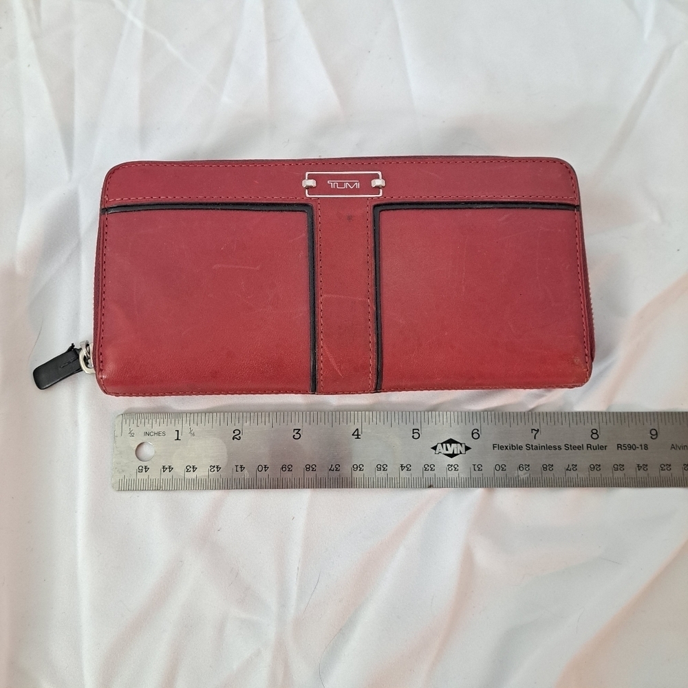 Tumi | Red leather ladies Wallet and black trim - Picture 7 of 14